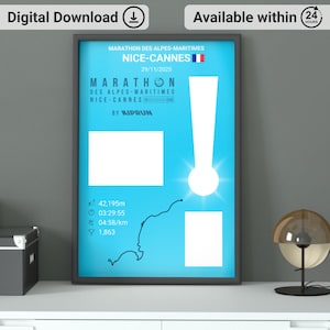 Könnte beinhalten: Gerahmtes Poster mit hellblauem Hintergrund, mit dem Text "MARATHON NICE-CANNES" und Renndetails. Das Poster enthält eine Streckenkarte, ein weißes Ausrufezeichen und ein digitales Download-Symbol. Rechts befindet sich eine dekorative Lampe.