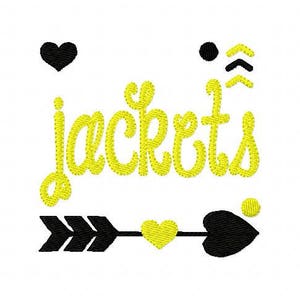 Puede incluir: Texto bordado en amarillo que dice "jackets" con flechas negras, corazones y otros elementos de diseño.