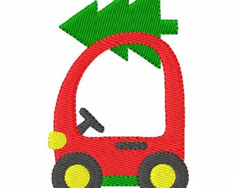 以下が含まれることがあります： 赤い車に緑のクリスマスツリーが乗った刺繍画像。車は、黄色の中心部を持つ黒い車輪、黒いハンドル、黄色のヘッドライトを備えています。