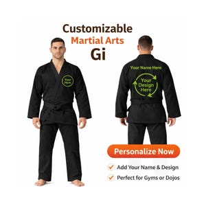 Puede incluir: Gi de artes marciales negro con el texto "Customizable Martial Arts Gi". La parte delantera del gi tiene un logotipo circular que dice "Your Here". La parte trasera del gi tiene el texto "Your Name Here" y "Your Design Here".