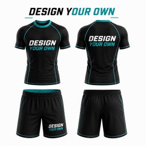 Könnte beinhalten: Schwarzes Sportshirt und Shorts-Set mit türkisfarbenen Akzenten. Auf dem Shirt und den Shorts steht in Weiß der Text "DESIGN YOUR OWN". Das Shirt hat einen Rundhalsausschnitt und kurze Ärmel. Die Shorts haben einen elastischen Bund.