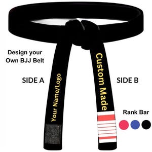 Puede incluir: Cinturón negro de BJJ con texto "Design your Own BJJ Belt" y "Your Name/Logo" en un lado, y "Custom Made" en el otro. Incluye una barra de rango con opciones de color rosa, azul y negro. Un accesorio de artes marciales.
