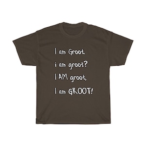 Puede incluir: Una camiseta marrón con texto blanco que dice "I am Groot. i am groot? I AM groot, I am GROOT!"