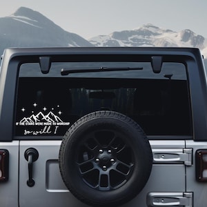 Puede incluir: Calcomanía de vinilo blanco aplicada a la ventana trasera de un vehículo. La calcomanía presenta un gráfico de una cordillera con estrellas y el texto "IF THE STARS WERE MADE TO WORSHIP so will I."