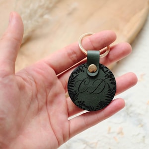 Llavero redondo con nombre, etiqueta con monograma de cuero vegano, llavero con inicial personalizada, dije de cuero grabado con corona