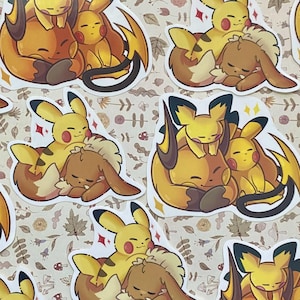 Puede incluir: Una colección de pegatinas con Pikachu y otros personajes de Pokémon. Las pegatinas representan a los personajes en un abrazo tierno, con colores amarillo, marrón y naranja. Las pegatinas tienen un borde blanco y están dispersas sobre un fondo estampado.