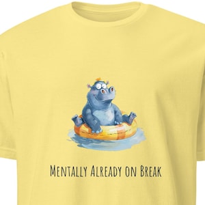 Koszulka Mentally Already on Break – Zabawny letni T-shirt Hippo – Koszulka z leniwym wakacyjnym nastrojem – Uroczy prezent w postaci zwierzęcia z kreskówek na chłodne pory roku