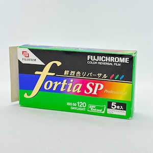 Puede incluir: Una caja rectangular de película de inversión en color Fujifilm Fujichrome Fortia SP. El empaque es verde, negro y azul con texto blanco que dice ISO 50, 120, Daylight y Professional Pack. Incluye el logotipo de Fujifilm y caracteres japoneses.