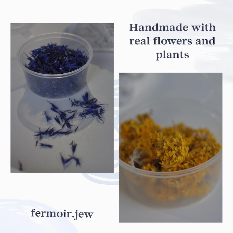 Puede incluir: Dos recipientes de pl&aacute;stico transparente llenos de flores secas. Uno contiene p&eacute;talos azules vibrantes, el otro flores amarillas. Se muestra el texto "Handmade with real flowers and plants". Tambi&eacute;n se muestra el sitio web fermoir.jew.