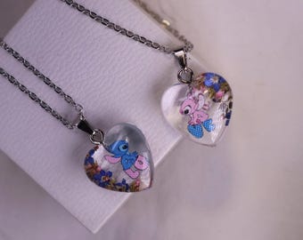 Conjunto de colgantes de resina de pareja Stitch con flores naturales, collares a juego hechos a mano, joyería de dibujos animados adorable, regalo romántico para ella y para él. Regalo kawaii.