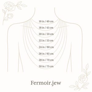 Puede incluir: Un diagrama que muestra longitudes de collar de 40 cm a 75 cm, mostrado en una figura humana estilizada. El texto "Fermoir.jew" est&aacute; en la parte inferior. Ilustraciones florales en las esquinas.