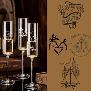 Può includere: Tre flute da champagne in vetro trasparente con disegni incisi. I disegni includono un cervo, un cuore e le parole "Always".