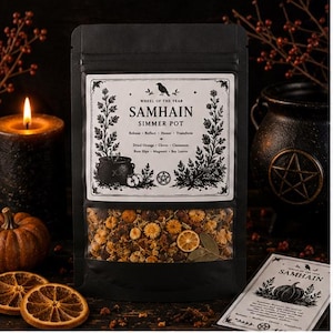 Puede incluir: Una bolsa negra con una mezcla para olla a fuego lento Samhain de rodajas de naranja secas, flores y hierbas. La etiqueta blanca presenta un cuervo, un caldero y el texto: Wheel of the Year, Samhain, Simmer Pot, Release, Reflect, Honour, Transform.