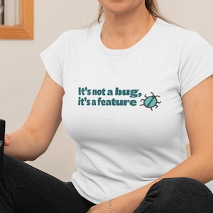 Non è un bug, è una caratteristica T-shirt / Maglietta umoristica per programmatori