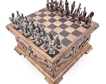 Ręcznie grawerowany zestaw szachów z orzecha włoskiego – ukryty schowek