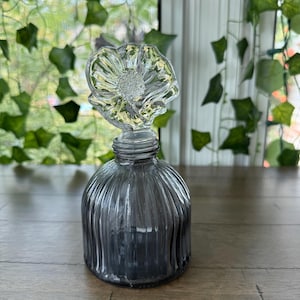 Clear Glass Flower Bottle Stopper | Vintage-Inspired Floral Glass Decanter Stopper | Elegant Barware Accessory
