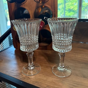 Verres à vin vintage en cristal taillé - Paire de élégants gobelets gravés à l&#39;eau-forte avec pieds à facettes