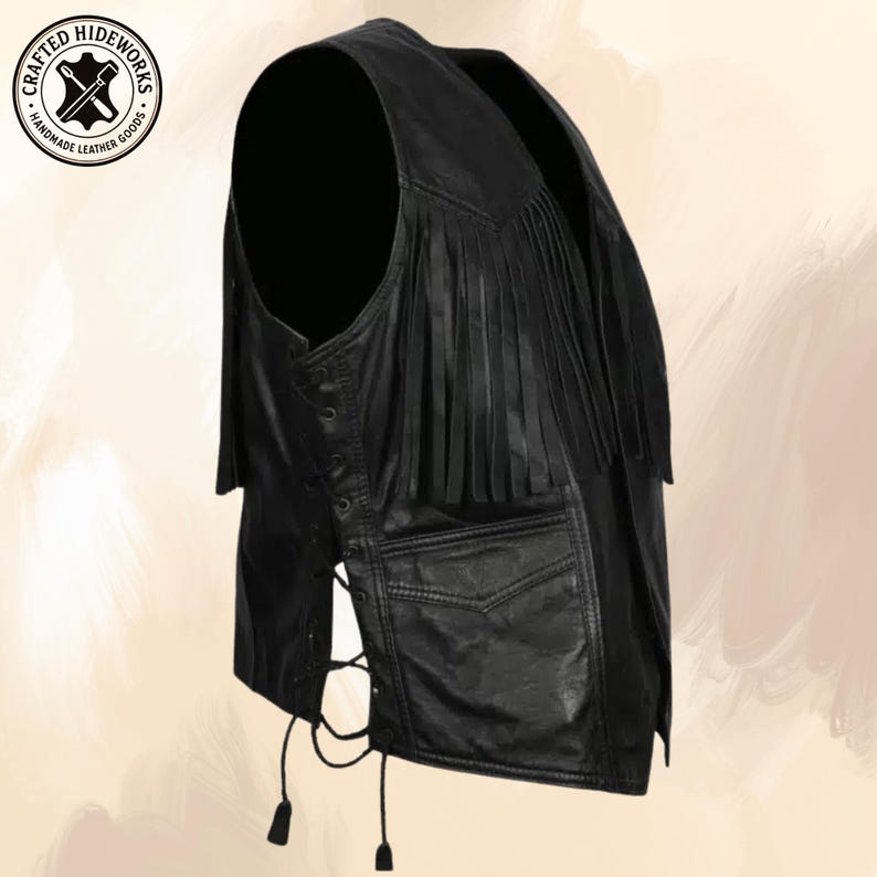 Pu&ograve; includere: Gilet in pelle nera con frange. Il gilet presenta un design classico con colletto a revers, tasca frontale e dettagli laterali con lacci. Il gilet &egrave; realizzato in vera pelle ed &egrave; adatto a varie occasioni.