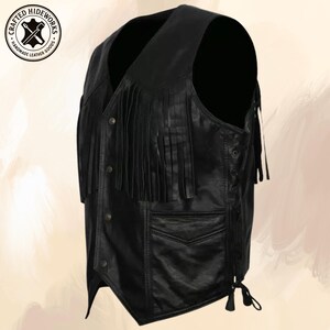 Pu&ograve; includere: Gilet in pelle nera con frange sul petto e sulla schiena. Il gilet ha uno scollo a V, chiusura con bottoni e due tasche anteriori. &Egrave; un articolo in pelle fatto a mano.