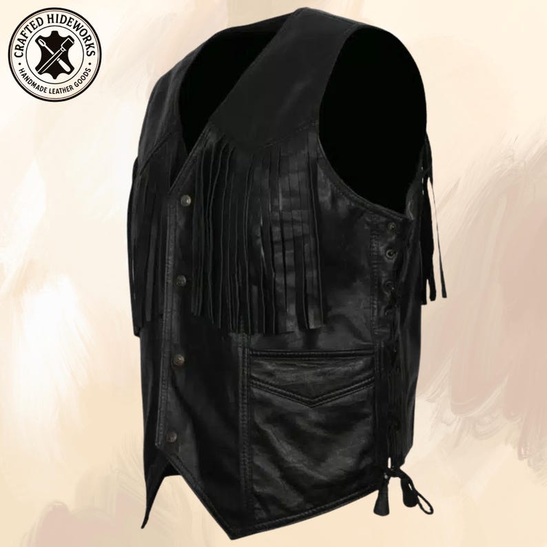Pu&ograve; includere: Gilet in pelle nera con frange sul petto e sulla schiena. Il gilet ha uno scollo a V, chiusura con bottoni e due tasche anteriori. &Egrave; un articolo in pelle fatto a mano.