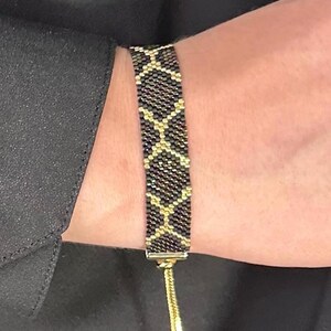 Brazalete de cuentas de piel de serpiente dorada: elegante joya con estampado de pitón. Pulsera llamativa de lujo oscuro para mujer.
