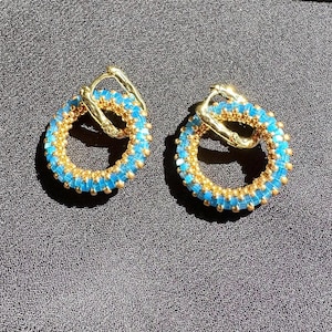 Congo transformable earrings with removable rings made of gold, blue and white beads.
