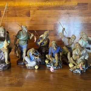 Sällsynta kinesiska lermän från 1980-talet, fiskare, set med 8 kompletta vintage keramiklera, vise män, figurer med original bambustänger och fisk, asiatisk konst