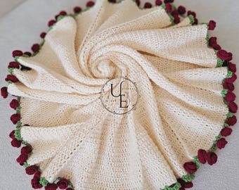 Coperta stola rotonda con bouquet di rose all'uncinetto