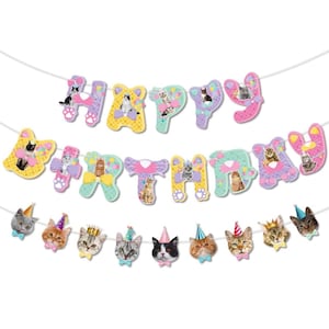 Può includere: Una ghirlanda di compleanno colorata con la scritta "HAPPY BIRTHDAY" in lettere pastello. Ogni lettera presenta un design a forma di gatto. Sotto la ghirlanda ci sono facce di gatti con cappelli da festa e papillon.