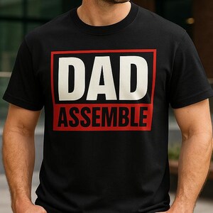 Dad Assemble™ スーパーパパ Tシャツ | ヒーローの父の日ギフト | マーベル パパ T シャツ | お父さんのための大胆なコミック シャツ | 彼へのクールなプレゼント | 新しいお父さんスタイル。