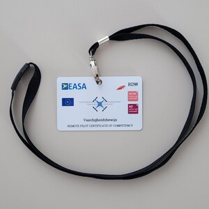 Afdrukken op BADGE (kaart) Drone-licentie A2 (gratis verzending + GRATIS) - Afdrukken drone-licentie A2 op kaart - Uas Sapr Pilots