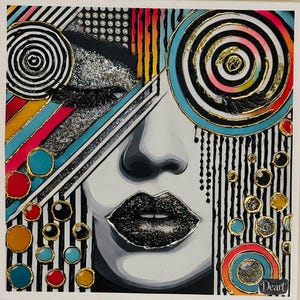 Peut inclure: Peinture abstraite d'un visage de femme sur un fond à rayures noires et blanches. L'œil de la femme est remplacé par un motif de cible coloré. La peinture est réalisée dans un style de techniques mixtes avec des paillettes et des accents dorés.
