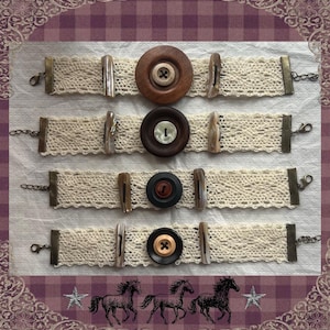 Puede incluir: Cuatro pulseras de encaje color crema con detalles de madera y conchas. Cada pulsera presenta un botón grande de madera y piezas más pequeñas con forma de concha. Las pulseras tienen cierres metálicos y extensiones de cadena.