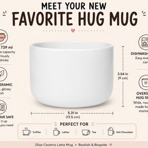 K&ouml;nnte beinhalten: Ein wei&szlig;er Keramikbecher mit einem Fassungsverm&ouml;gen von 739 ml, 9 cm H&ouml;he und 13,5 cm Breite. Der Text lautet: MEET YOUR NEW FAVORITE HUG MUG, 25oz / 739 ml, DISHWASHER SAFE, 100% CERAMIC, MICROWAVE SAFE, OVERSIZED HUG SHAPE, PERFECT FOR, Coffee, Lattes, Tea, Hot Chocolate, 25oz Ceramic Latte Mug &bull; Bookish & Bespoke.