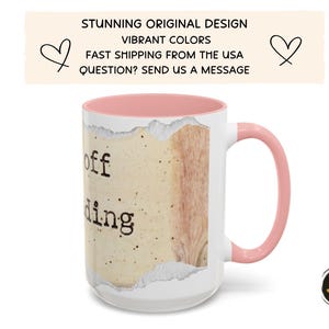K&ouml;nnte beinhalten: Ein wei&szlig;er Keramikbecher mit hellrosa Innenseite und Henkel. Das &Auml;u&szlig;ere zeigt ein grafisches Design, das an zerrissenes Papier erinnert, mit beiger, gesprenkelter Textur und schwarzem Text im Schreibmaschinenstil.
