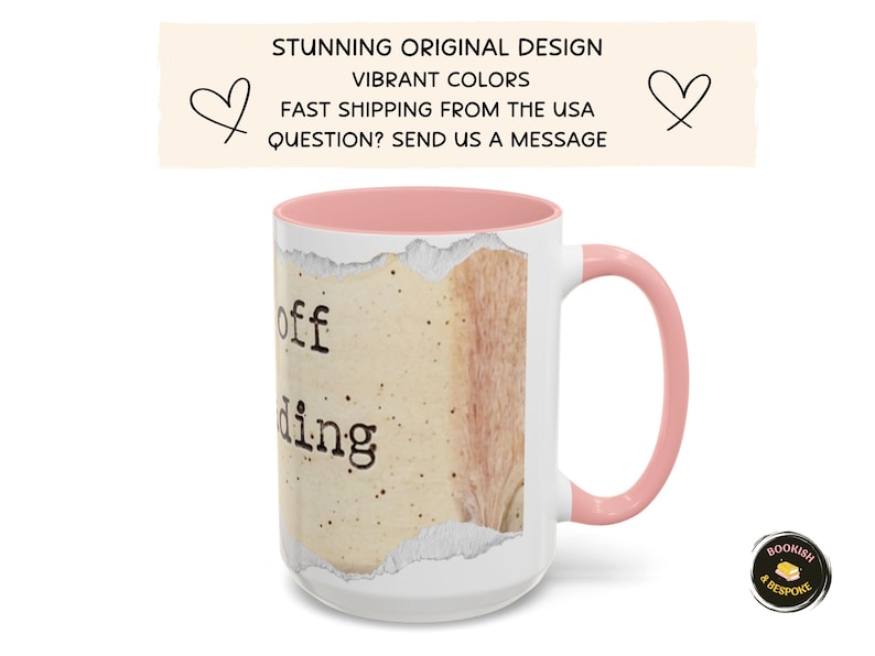K&ouml;nnte beinhalten: Ein wei&szlig;er Keramikbecher mit hellrosa Innenseite und Henkel. Das &Auml;u&szlig;ere zeigt ein grafisches Design, das an zerrissenes Papier erinnert, mit beiger, gesprenkelter Textur und schwarzem Text im Schreibmaschinenstil.