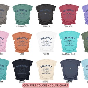 Puede incluir: Carta de colores que muestra 12 colores de camisetas diferentes. Cada color tiene una camiseta de muestra con el texto "INFANTRY EST. 1903 BARNARD WAR COLLEGE" impreso en ella. Los colores son: Gris, Verde claro, Pimienta, Carmes&iacute;, Violeta, Flor, &Ntilde;ame, Blanco, Azul laguna, Musgo, Espuma de mar, Negro, Marfil, Denim, Chambray.