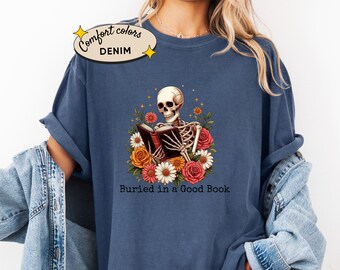 Camiseta con diseño de esqueleto enterrado en un buen libro, colores cómodos