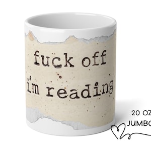 K&ouml;nnte beinhalten: Ein wei&szlig;er 20 oz Jumbo-Keramikbecher mit einer zentralen Grafik aus einem zerrissenen St&uuml;ck gealtertem, gesprenkeltem Papier. Der in schwarzer Schreibmaschinenschrift gedruckte Text lautet: fuck off i'm reading.