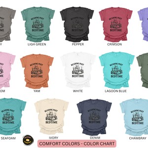 Peut inclure: Un nuancier de t-shirts Comfort Colors dans diverses teintes, dont gris, vert clair, poivre, cramoisi et violet. Chaque chemise pr&eacute;sente un graphisme sur le th&egrave;me de la lecture et le texte "READING PAST BEDTIME".