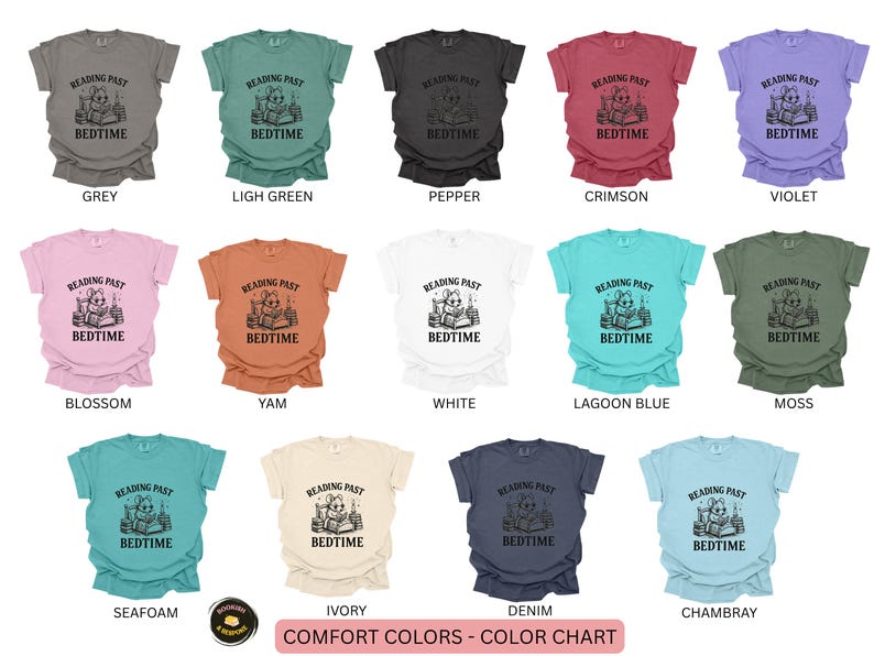 Peut inclure: Un nuancier de t-shirts Comfort Colors dans diverses teintes, dont gris, vert clair, poivre, cramoisi et violet. Chaque chemise pr&eacute;sente un graphisme sur le th&egrave;me de la lecture et le texte "READING PAST BEDTIME".