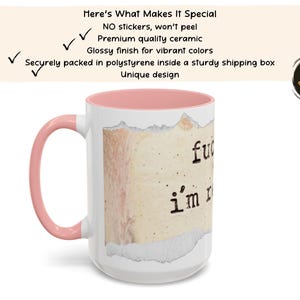 K&ouml;nnte beinhalten: Ein wei&szlig;er Keramikbecher mit hellrosa Innenseite und Henkel. Die Au&szlig;enseite zeigt ein Grafikdesign, das an zerrissenes Papier erinnert, mit dem teilweisen schwarzen Text "fuck... i'm re". Ein kreisf&ouml;rmiges Logo oben rechts zeigt "BOOKISH & BESPOKE".