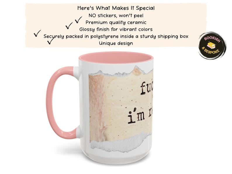 K&ouml;nnte beinhalten: Ein wei&szlig;er Keramikbecher mit hellrosa Innenseite und Henkel. Die Au&szlig;enseite zeigt ein Grafikdesign, das an zerrissenes Papier erinnert, mit dem teilweisen schwarzen Text "fuck... i'm re". Ein kreisf&ouml;rmiges Logo oben rechts zeigt "BOOKISH & BESPOKE".