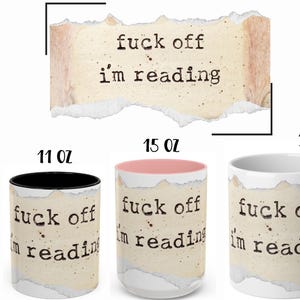 K&ouml;nnte beinhalten: Drei Keramikbecher in den Gr&ouml;&szlig;en 11 oz, 15 oz und 20 oz mit einer beigen Grafik in Papier-Optik und dem schwarzen Schreibmaschinen-Text 'fuck off i'm reading'. Der 11-oz-Becher hat ein schwarzes Inneres, der 15-oz-Becher ein rosafarbenes und der 20-oz-Becher ist wei&szlig;.