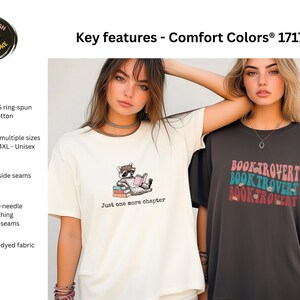 Peut inclure: Deux femmes portent des t-shirts Comfort Colors 1717. L'un est de couleur cr&egrave;me avec un raton laveur lisant un livre et le texte "Just one more chapter". L'autre est gris fonc&eacute; avec le texte "BOOKTROVERT" en rose, turquoise et rouge. Les deux chemises sont unisexes et en coton fil&eacute; &agrave; l'anneau.