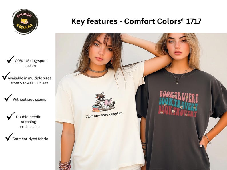 Peut inclure: Deux femmes portent des t-shirts Comfort Colors 1717. L'un est de couleur cr&egrave;me avec un raton laveur lisant un livre et le texte "Just one more chapter". L'autre est gris fonc&eacute; avec le texte "BOOKTROVERT" en rose, turquoise et rouge. Les deux chemises sont unisexes et en coton fil&eacute; &agrave; l'anneau.
