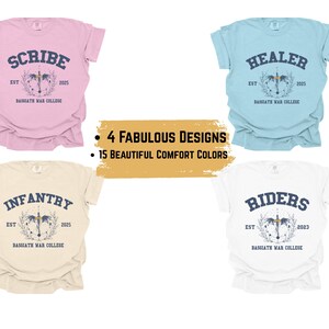 Puede incluir: Cuatro dise&ntilde;os diferentes de camisetas con un logotipo de estilo vintage con una espada y una corona. Cada camiseta tiene un nombre diferente: Scribe, Infantry, Healer y Riders. El texto "EST" y "2025" est&aacute;n incluidos en cada camiseta. Las camisetas son todas de diferentes colores: rosa, beige, azul claro y blanco.