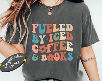 T-shirt couleurs confort « Fueled By Iced Coffee and Books »