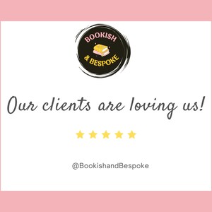 Peut inclure: Fond rose avec un rectangle blanc contenant du texte et des graphiques. Le texte dit "Nos clients nous adorent !" avec cinq &eacute;toiles dor&eacute;es en dessous. Un logo circulaire en haut dit "Bookish & Bespoke".