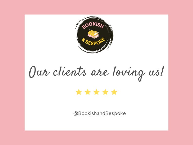Peut inclure: Fond rose avec un rectangle blanc contenant du texte et des graphiques. Le texte dit "Nos clients nous adorent !" avec cinq &eacute;toiles dor&eacute;es en dessous. Un logo circulaire en haut dit "Bookish & Bespoke".